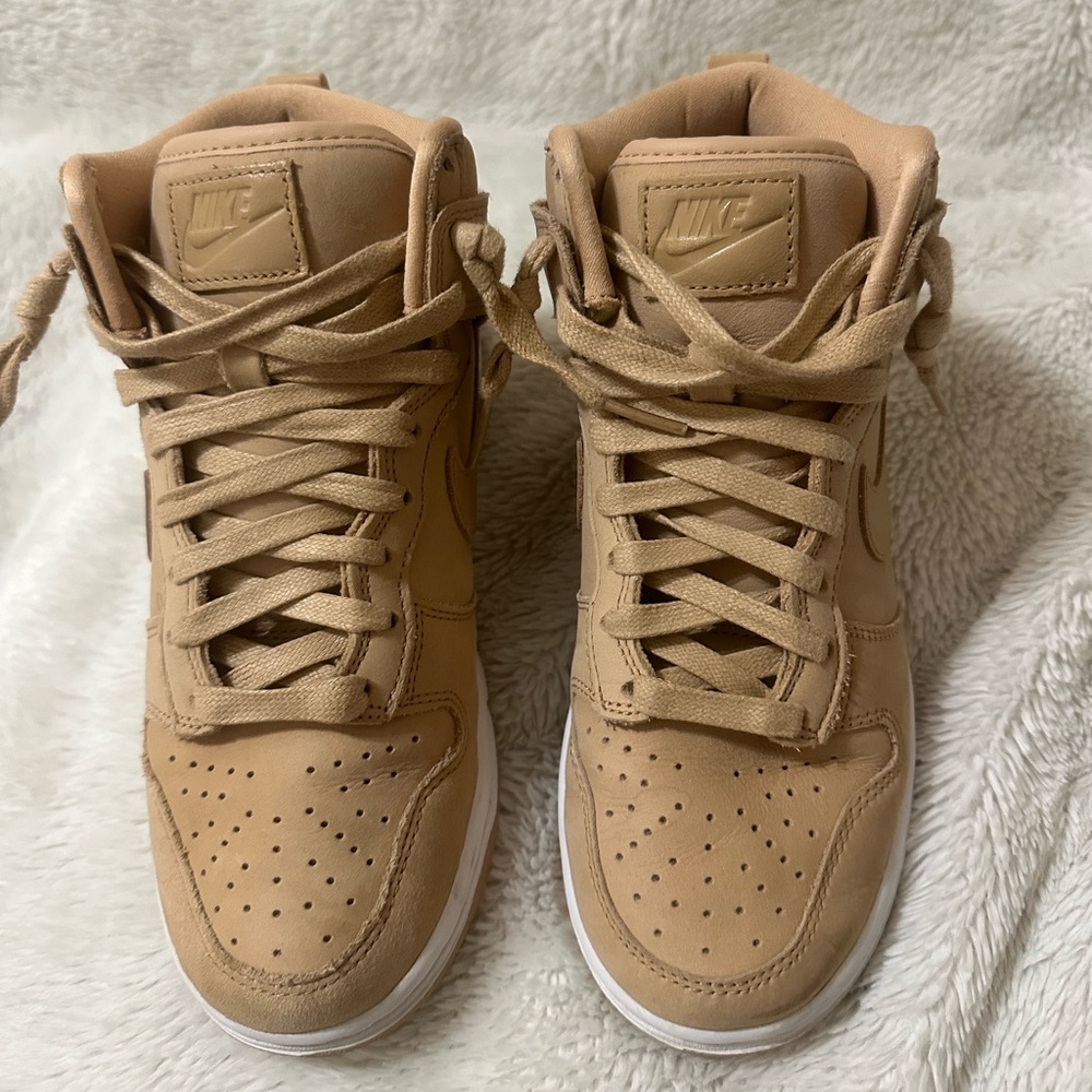 Nike dunk high premium ( women)
Vachetta Tan ( color)